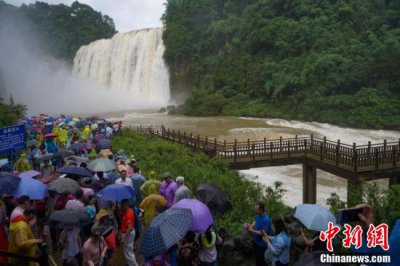 ​黄果树瀑布在哪个省(贵州黄果树瀑布进入丰水期吸引大批游客)